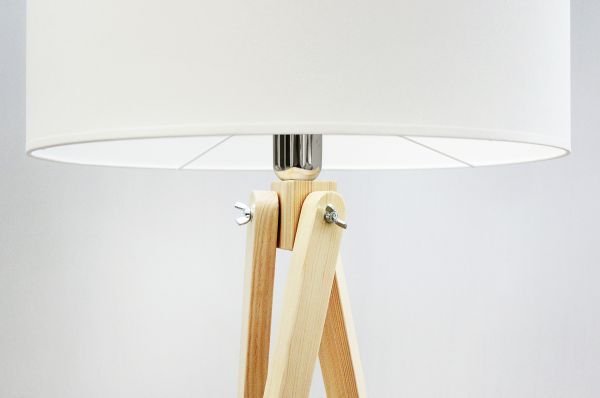 Dreibeinige Holz-Stehlampe mit weißem Schirm