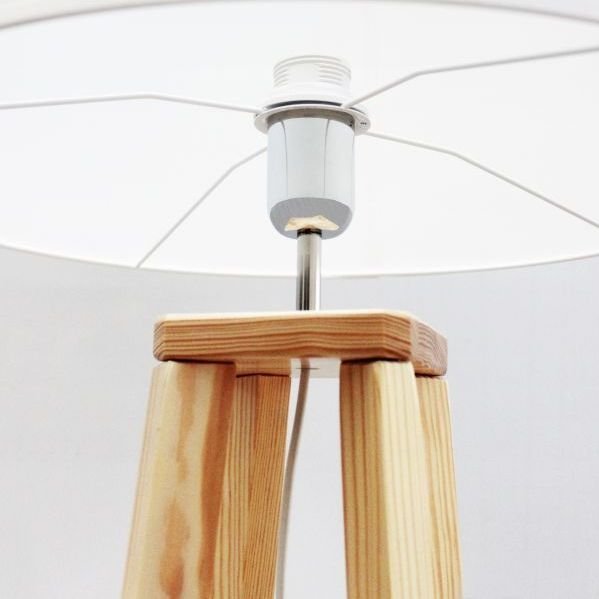 Holz-Stehlampe mit weißem Schirm