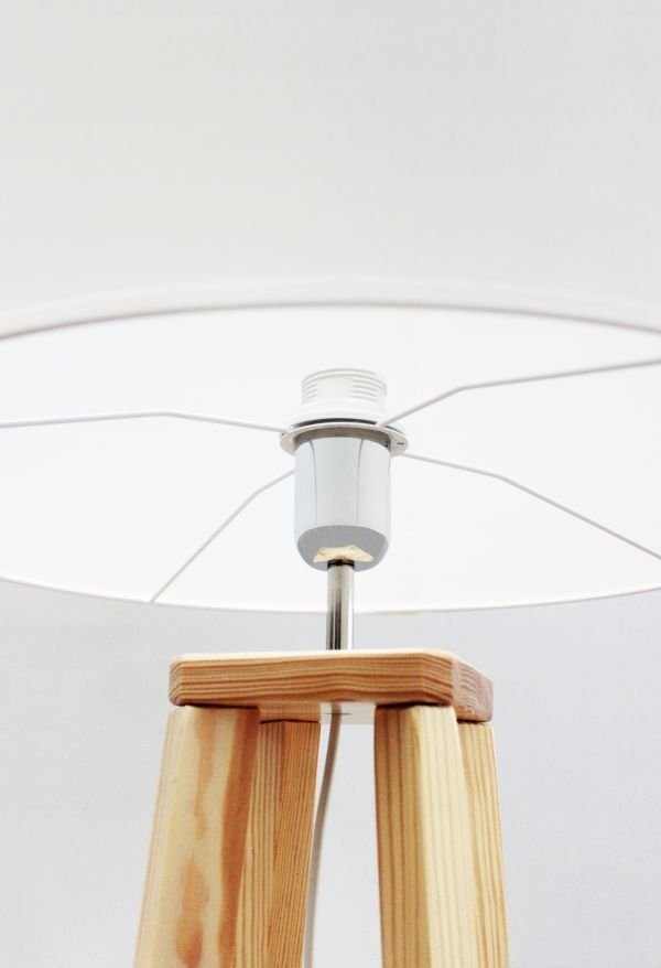 Holz-Stehlampe mit grauem Schirm