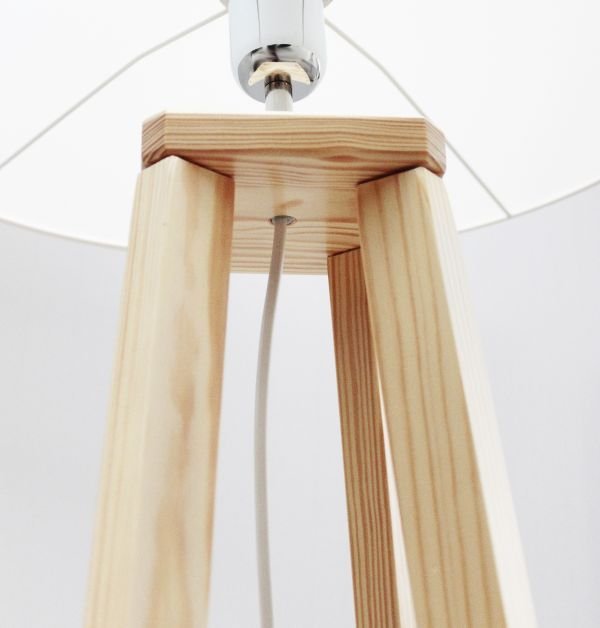 Holz-Stehlampe mit grauem Schirm